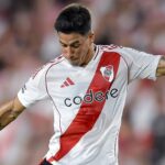 Maximiliano Meza disputando un balón durante un entrenamiento en el predio deportivo de River