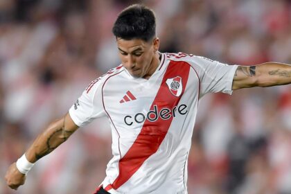 Maximiliano Meza disputando un balón durante un entrenamiento en el predio deportivo de River