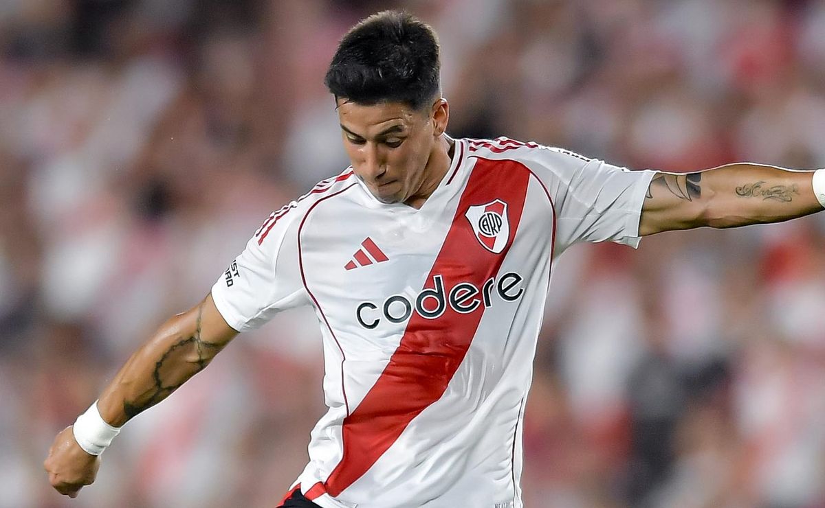 Maximiliano Meza disputando un balón durante un entrenamiento en el predio deportivo de River