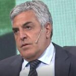 Seguidores de Patricio Rey esperan en las inmediaciones del lugar asignado para el velorio del Indio Solari en Buenos Aires.