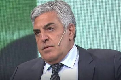 Seguidores de Patricio Rey esperan en las inmediaciones del lugar asignado para el velorio del Indio Solari en Buenos Aires.