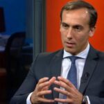 El periodista Hugo Alconada Mon analiza en un estudio de televisión los detalles de la disputa interna en el Gobierno nacional.