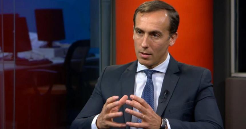 El periodista Hugo Alconada Mon analiza en un estudio de televisión los detalles de la disputa interna en el Gobierno nacional.
