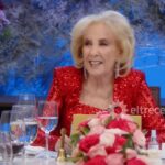 La conductora se muestra conmovida en el living del programa de Mirtha Legrand tras recordar su juventud.