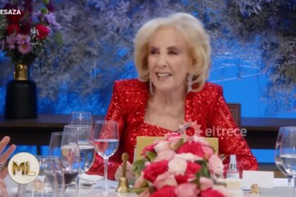 La conductora se muestra conmovida en el living del programa de Mirtha Legrand tras recordar su juventud.