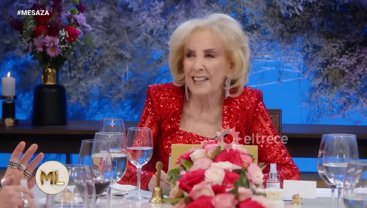 La conductora se muestra conmovida en el living del programa de Mirtha Legrand tras recordar su juventud.