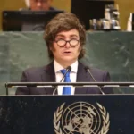 El presidente Javier Milei analizando repercusiones en redes sociales como parte de la estrategia comunicacional del oficialismo