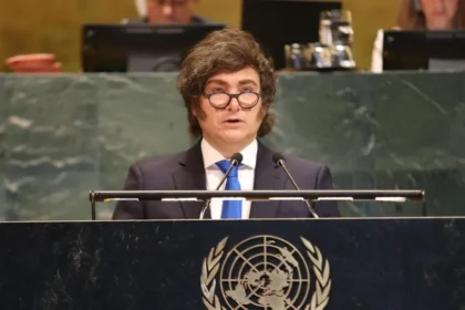El presidente Javier Milei analizando repercusiones en redes sociales como parte de la estrategia comunicacional del oficialismo