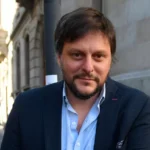 Leandro Santoro en una entrevista televisiva analizando la situación judicial de Cristina Kirchner