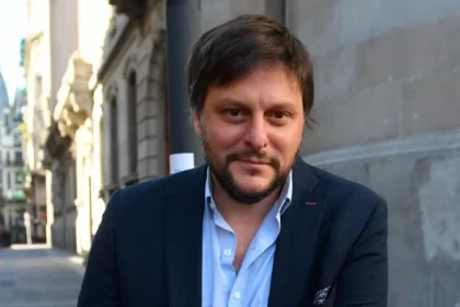 Leandro Santoro en una entrevista televisiva analizando la situación judicial de Cristina Kirchner