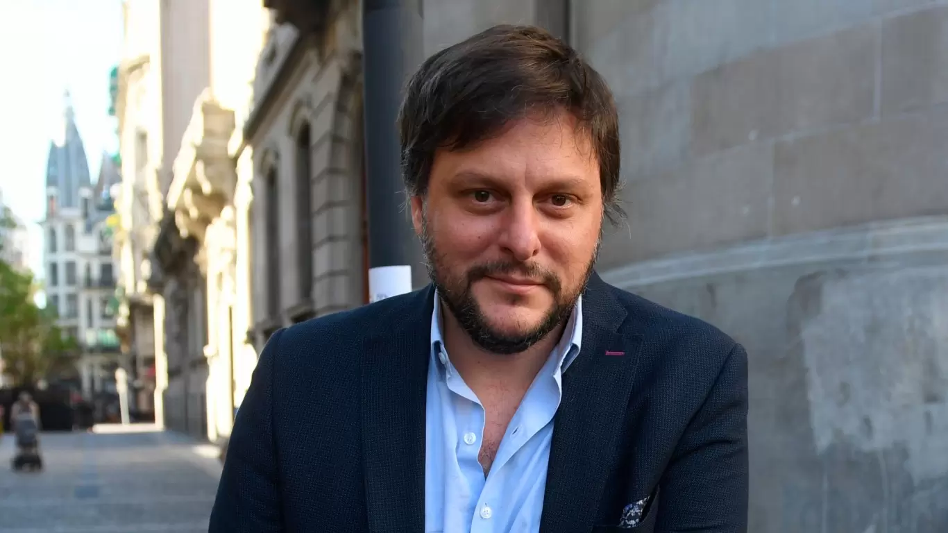 Leandro Santoro en una entrevista televisiva analizando la situación judicial de Cristina Kirchner