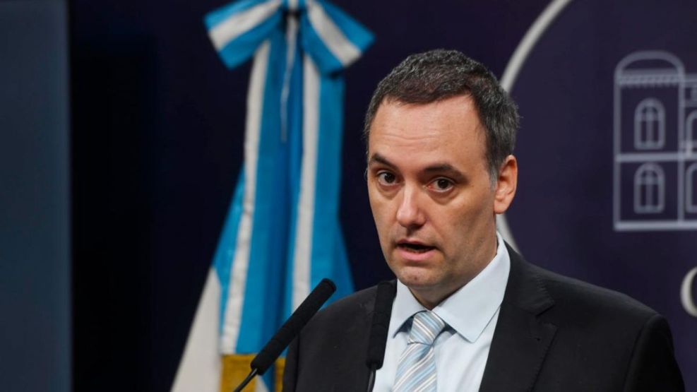 Manuel Adorni difunde el afiche del cortometraje institucional que expone la versión oficial sobre el conflicto del Hospital Garrahan