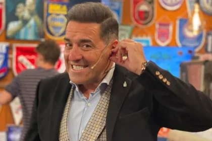 Mariano Iúdica gesticulando en el cierre de su ciclo televisivo en los estudios de América TV