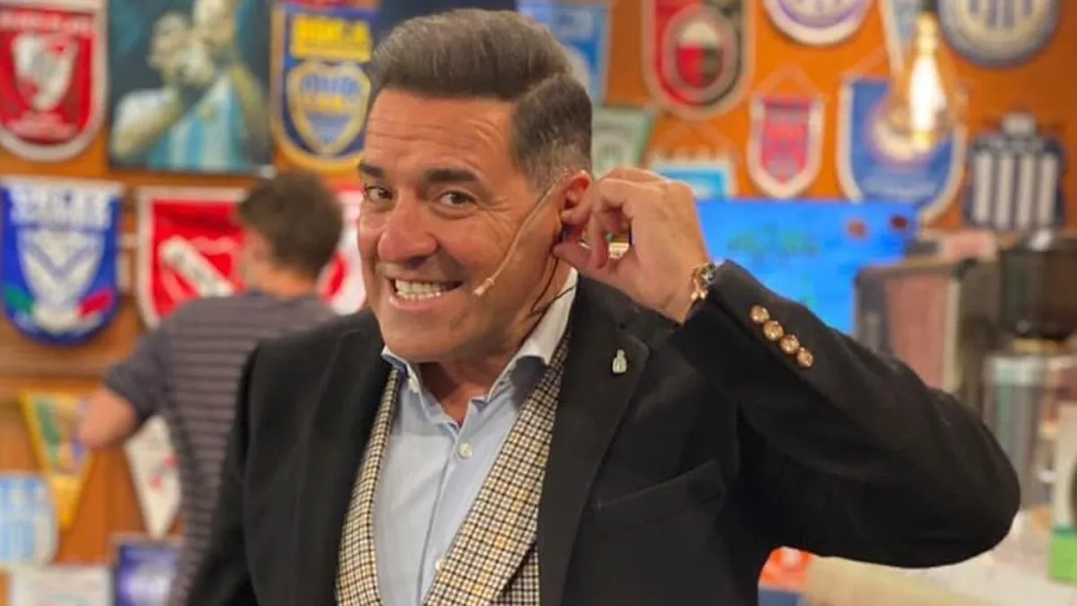 Mariano Iúdica gesticulando en el cierre de su ciclo televisivo en los estudios de América TV