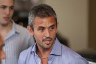 Efectivos policiales trabajan en el departamento de Almagro donde fue hallado muerto a Daniel Osorio Peñaloza