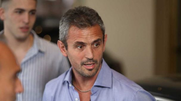 Efectivos policiales trabajan en el departamento de Almagro donde fue hallado muerto a Daniel Osorio Peñaloza