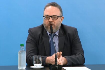 Pantalla de teléfono mostrando el cruce político tras el suspendido velatorio del Indio Solari