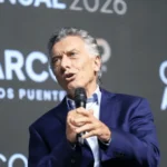 El expresidente Mauricio Macri expone en La Rural donde analizó el equilibrio fiscal pero es crítico del freno a las obras.