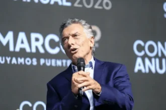 El expresidente Mauricio Macri expone en La Rural donde analizó el equilibrio fiscal pero es crítico del freno a las obras.