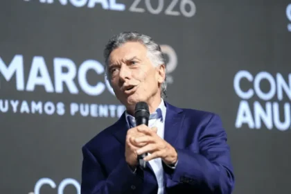El expresidente Mauricio Macri expone en La Rural donde analizó el equilibrio fiscal pero es crítico del freno a las obras.