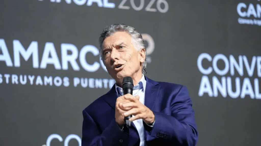 El expresidente Mauricio Macri expone en La Rural donde analizó el equilibrio fiscal pero es crítico del freno a las obras.