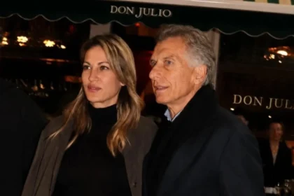 Dolores Teuly y la nueva pareja de Mauricio Macri son fotografiados a la salida de un restaurante en Palermo.