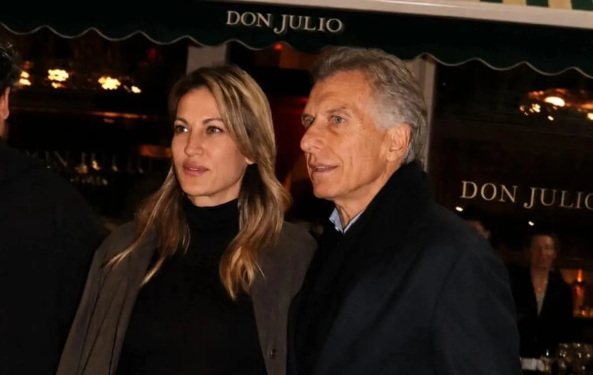 Dolores Teuly y la nueva pareja de Mauricio Macri son fotografiados a la salida de un restaurante en Palermo.