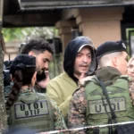 Máximo Kirchner ingresa a la vivienda de Parque Leloir tras el fallecimiento del Indio Solari.
