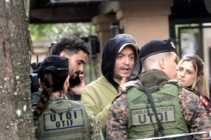 Máximo Kirchner ingresa a la vivienda de Parque Leloir tras el fallecimiento del Indio Solari.