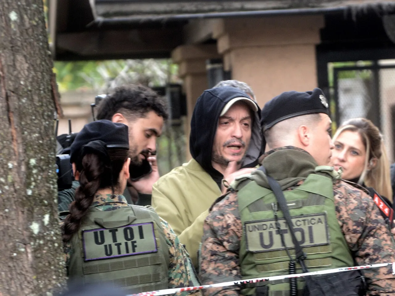 Máximo Kirchner ingresa a la vivienda de Parque Leloir tras el fallecimiento del Indio Solari.