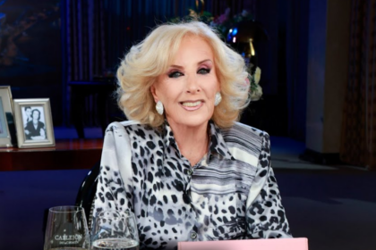 Mirtha Legrand conversa con sus comensales durante la última emisión de su programa en El Trece