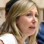 Militantes de organizaciones de mujeres marchando con pancartas exigiendo justicia por el femicidio de Agostina Vega