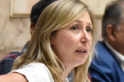 Militantes de organizaciones de mujeres marchando con pancartas exigiendo justicia por el femicidio de Agostina Vega