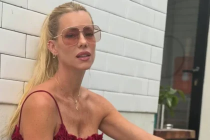 Historias virtuales en las redes sociales de Nicole Neumann donde relata su experiencia con un look llamativo.