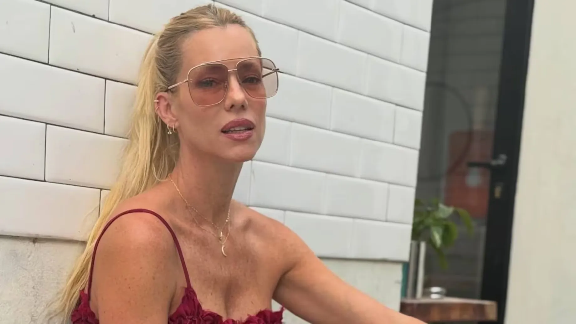 Historias virtuales en las redes sociales de Nicole Neumann donde relata su experiencia con un look llamativo.