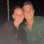 El futbolista Paulo Dybala sostiene a su hija Gia tras conocerse las novedades de la Selección Argentina para el Mundial de fútbol.