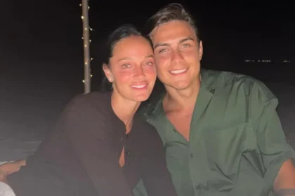 El futbolista Paulo Dybala sostiene a su hija Gia tras conocerse las novedades de la Selección Argentina para el Mundial de fútbol.