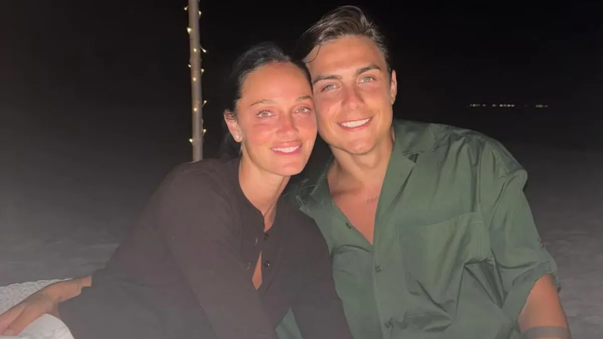 El futbolista Paulo Dybala sostiene a su hija Gia tras conocerse las novedades de la Selección Argentina para el Mundial de fútbol.