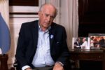 El senador nacional Oscar Parrilli expone sus argumentos frente al micrófono sobre la situación legal de la exmandataria.