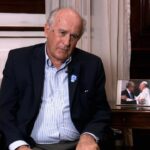 El senador nacional Oscar Parrilli expone sus argumentos frente al micrófono sobre la situación legal de la exmandataria.