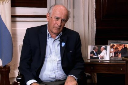 El senador nacional Oscar Parrilli expone sus argumentos frente al micrófono sobre la situación legal de la exmandataria.