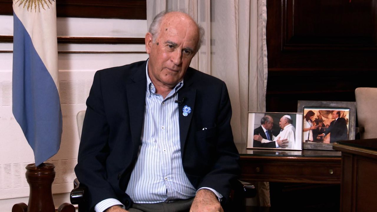 El senador nacional Oscar Parrilli expone sus argumentos frente al micrófono sobre la situación legal de la exmandataria.