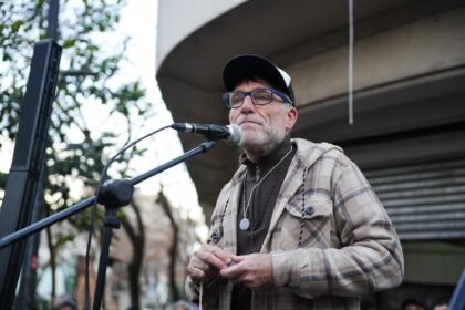 El padre Paco Olveira durante el cierre de la jornada ecuménica donde lanzó fuertes críticas contra el rumbo económico