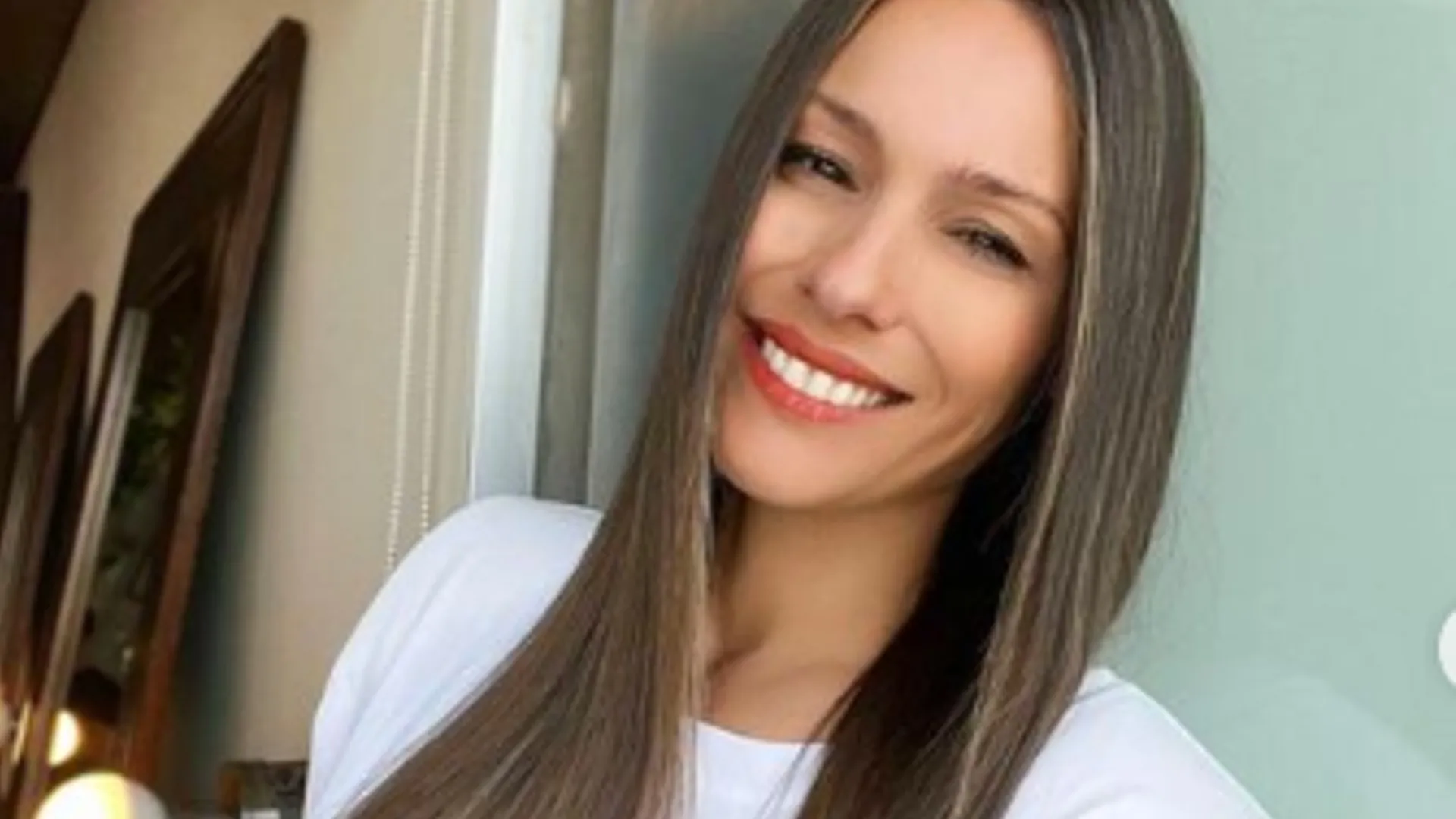 Estudio de televisión donde se debatió la situación de Pampita Ardohain tras ser expulsada de un grupo exclusivo