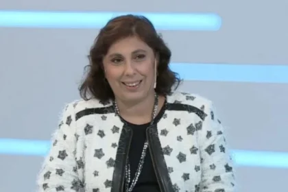 La abogada Paula Oliveto detallando los sobreprecios viales frente al espejo institucional que representa la gestión de Axel Kicillof en Buenos Aires.