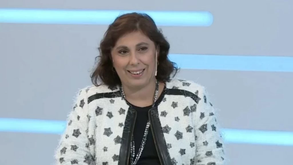 La abogada Paula Oliveto detallando los sobreprecios viales frente al espejo institucional que representa la gestión de Axel Kicillof en Buenos Aires.