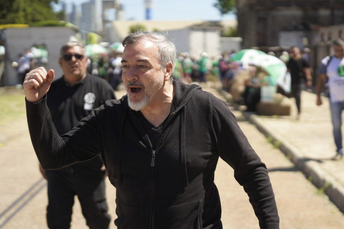 El secretario general de ATE nacional Rodolfo Aguiar brindando un discurso ante la militancia sindical