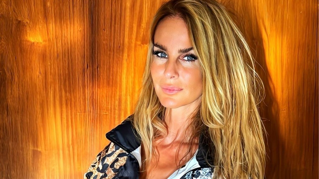 Sabrina Rojas gesticulando en el piso de Sálvese quien pueda tras emitir sus fuertes opiniones