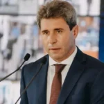 El senador nacional Sergio Uñac analiza frente a los micrófonos el impacto de la crisis económica en las familias.