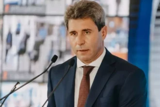 El senador nacional Sergio Uñac analiza frente a los micrófonos el impacto de la crisis económica en las familias.